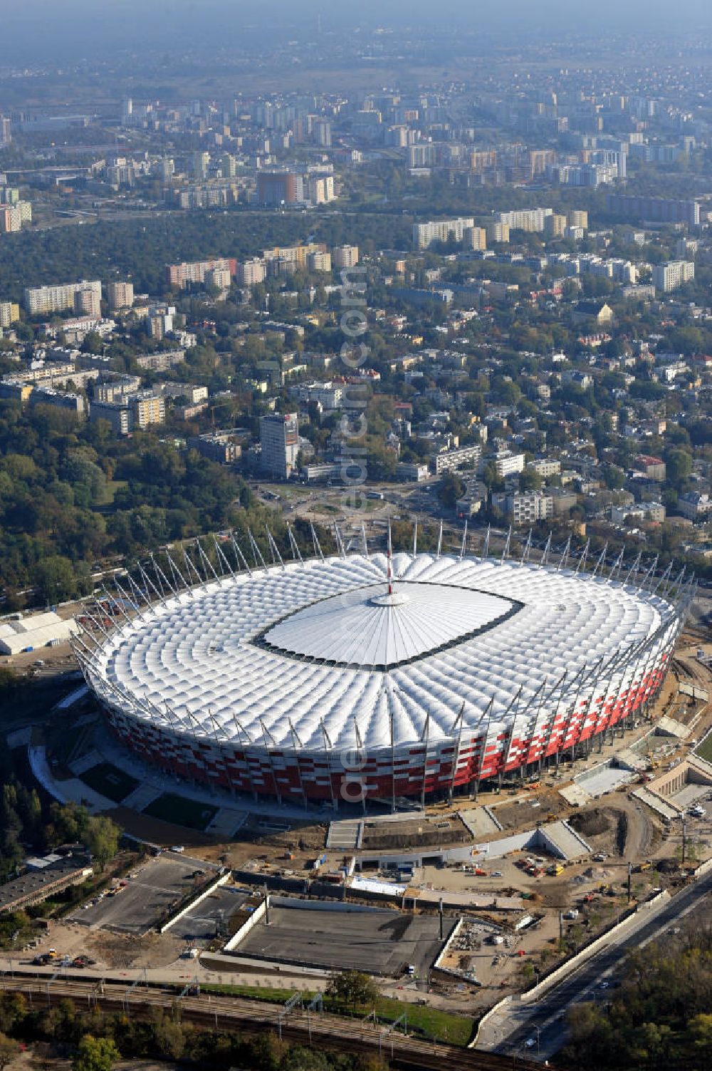 Aerial photograph Warschau / Warszawa / Warsaw - Das neu errichtete Stadion Warschauer Nationalstadion im Stadtteil Praga am Weichselufer gegenüber dem Warschauer Zentrum in der Woiwodschaft Masowien, Polen. Das Fußballstadion ist ein Austragungsort der UEFA Fußball-Europameisterschaft EM 2012. Generalplaner des Stadion-Neubau ist ein Konsortium aus den Architekturbüros JSK Architekten, Gerkan, Marg und Partner sowie dem Ingenieurbüro Schlaich Bergermann und Partner. Die Hochbauarbeiten wurden durch die ALPINE - PBG SA und die Hydrobudowa Polska SA ausgeführt. The new built stadium National Stadium in Warsaw in the voivodeship Masovia, Poland.