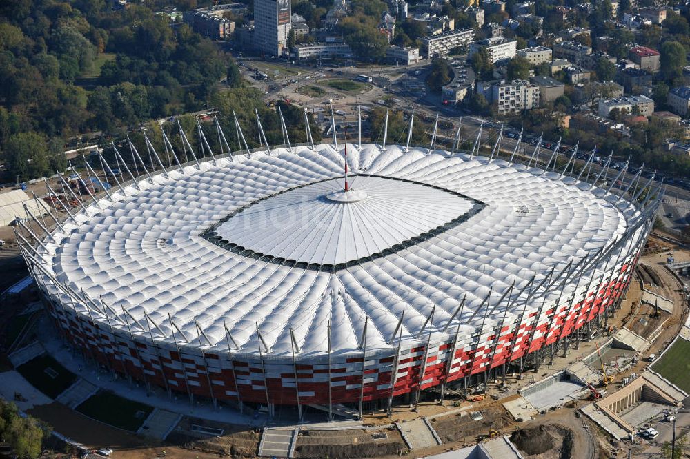 Warschau / Warszawa / Warsaw from above - Das neu errichtete Stadion Warschauer Nationalstadion im Stadtteil Praga am Weichselufer gegenüber dem Warschauer Zentrum in der Woiwodschaft Masowien, Polen. Das Fußballstadion ist ein Austragungsort der UEFA Fußball-Europameisterschaft EM 2012. Generalplaner des Stadion-Neubau ist ein Konsortium aus den Architekturbüros JSK Architekten, Gerkan, Marg und Partner sowie dem Ingenieurbüro Schlaich Bergermann und Partner. Die Hochbauarbeiten wurden durch die ALPINE - PBG SA und die Hydrobudowa Polska SA ausgeführt. The new built stadium National Stadium in Warsaw in the voivodeship Masovia, Poland.