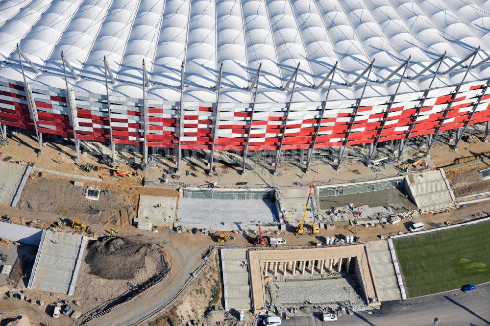 Warschau / Warszawa / Warsaw from the bird's eye view: Das neu errichtete Stadion Warschauer Nationalstadion im Stadtteil Praga am Weichselufer gegenüber dem Warschauer Zentrum in der Woiwodschaft Masowien, Polen. Das Fußballstadion ist ein Austragungsort der UEFA Fußball-Europameisterschaft EM 2012. Generalplaner des Stadion-Neubau ist ein Konsortium aus den Architekturbüros JSK Architekten, Gerkan, Marg und Partner sowie dem Ingenieurbüro Schlaich Bergermann und Partner. Die Hochbauarbeiten wurden durch die ALPINE - PBG SA und die Hydrobudowa Polska SA ausgeführt. The new built stadium National Stadium in Warsaw in the voivodeship Masovia, Poland.