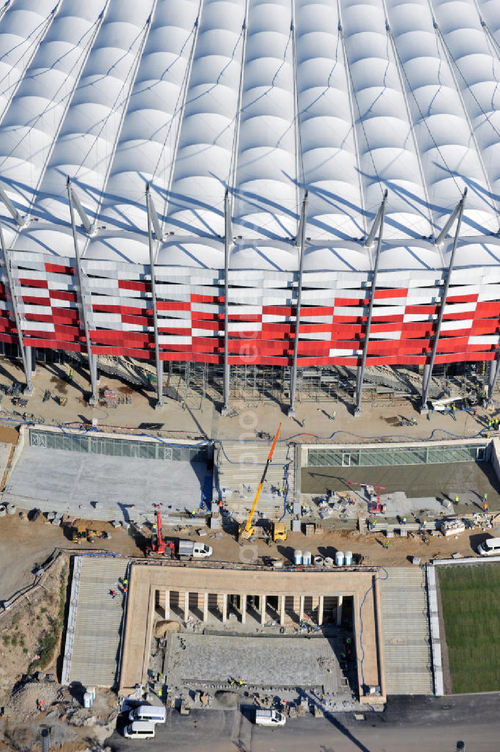 Aerial photograph Warschau / Warszawa / Warsaw - Das neu errichtete Stadion Warschauer Nationalstadion im Stadtteil Praga am Weichselufer gegenüber dem Warschauer Zentrum in der Woiwodschaft Masowien, Polen. Das Fußballstadion ist ein Austragungsort der UEFA Fußball-Europameisterschaft EM 2012. Generalplaner des Stadion-Neubau ist ein Konsortium aus den Architekturbüros JSK Architekten, Gerkan, Marg und Partner sowie dem Ingenieurbüro Schlaich Bergermann und Partner. Die Hochbauarbeiten wurden durch die ALPINE - PBG SA und die Hydrobudowa Polska SA ausgeführt. The new built stadium National Stadium in Warsaw in the voivodeship Masovia, Poland.