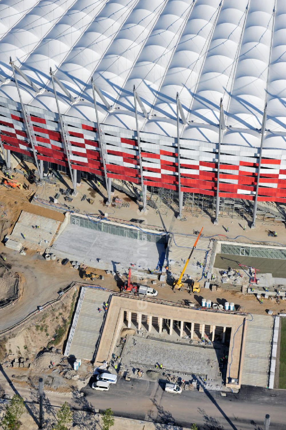 Warschau / Warszawa / Warsaw from above - Das neu errichtete Stadion Warschauer Nationalstadion im Stadtteil Praga am Weichselufer gegenüber dem Warschauer Zentrum in der Woiwodschaft Masowien, Polen. Das Fußballstadion ist ein Austragungsort der UEFA Fußball-Europameisterschaft EM 2012. Generalplaner des Stadion-Neubau ist ein Konsortium aus den Architekturbüros JSK Architekten, Gerkan, Marg und Partner sowie dem Ingenieurbüro Schlaich Bergermann und Partner. Die Hochbauarbeiten wurden durch die ALPINE - PBG SA und die Hydrobudowa Polska SA ausgeführt. The new built stadium National Stadium in Warsaw in the voivodeship Masovia, Poland.