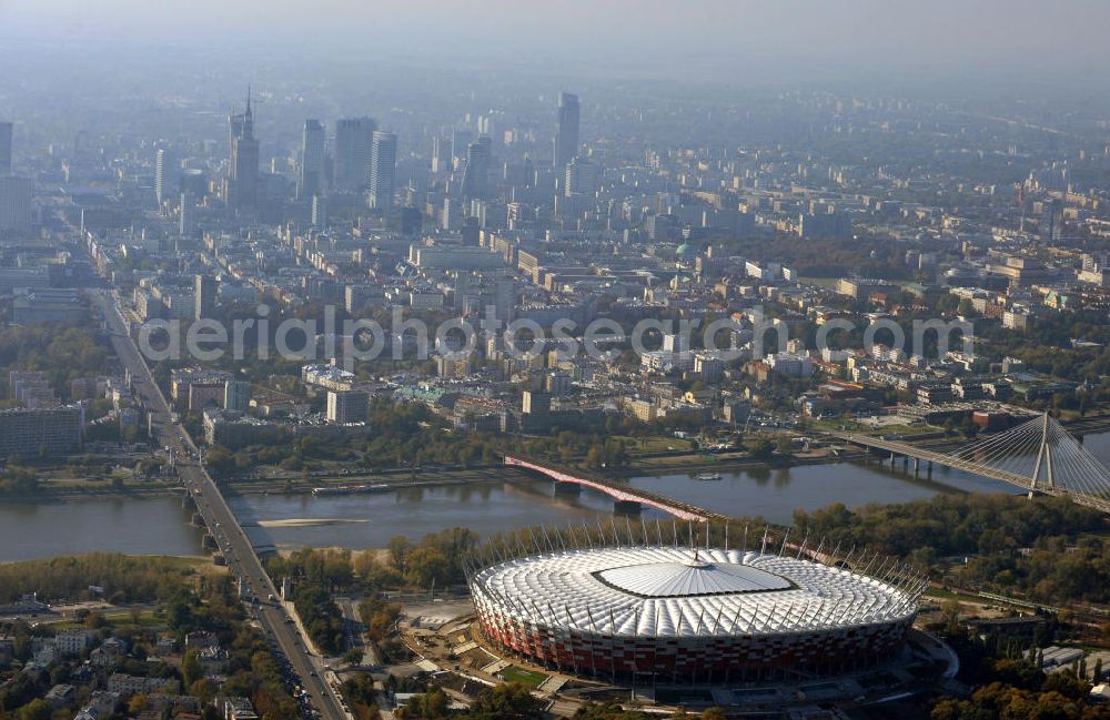 Warschau / Warszawa / Warsaw from the bird's eye view: Das neu errichtete Stadion Warschauer Nationalstadion im Stadtteil Praga am Weichselufer gegenüber dem Warschauer Zentrum in der Woiwodschaft Masowien, Polen. Das Fußballstadion ist ein Austragungsort der UEFA Fußball-Europameisterschaft EM 2012. Generalplaner des Stadion-Neubau ist ein Konsortium aus den Architekturbüros JSK Architekten, Gerkan, Marg und Partner sowie dem Ingenieurbüro Schlaich Bergermann und Partner. Die Hochbauarbeiten wurden durch die ALPINE - PBG SA und die Hydrobudowa Polska SA ausgeführt. The new built stadium National Stadium in Warsaw in the voivodeship Masovia, Poland.