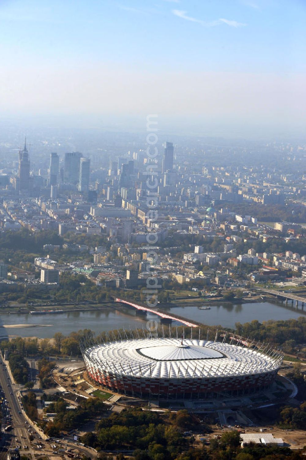 Aerial image Warschau / Warszawa / Warsaw - Das neu errichtete Stadion Warschauer Nationalstadion im Stadtteil Praga am Weichselufer gegenüber dem Warschauer Zentrum in der Woiwodschaft Masowien, Polen. Das Fußballstadion ist ein Austragungsort der UEFA Fußball-Europameisterschaft EM 2012. Generalplaner des Stadion-Neubau ist ein Konsortium aus den Architekturbüros JSK Architekten, Gerkan, Marg und Partner sowie dem Ingenieurbüro Schlaich Bergermann und Partner. Die Hochbauarbeiten wurden durch die ALPINE - PBG SA und die Hydrobudowa Polska SA ausgeführt. The new built stadium National Stadium in Warsaw in the voivodeship Masovia, Poland.