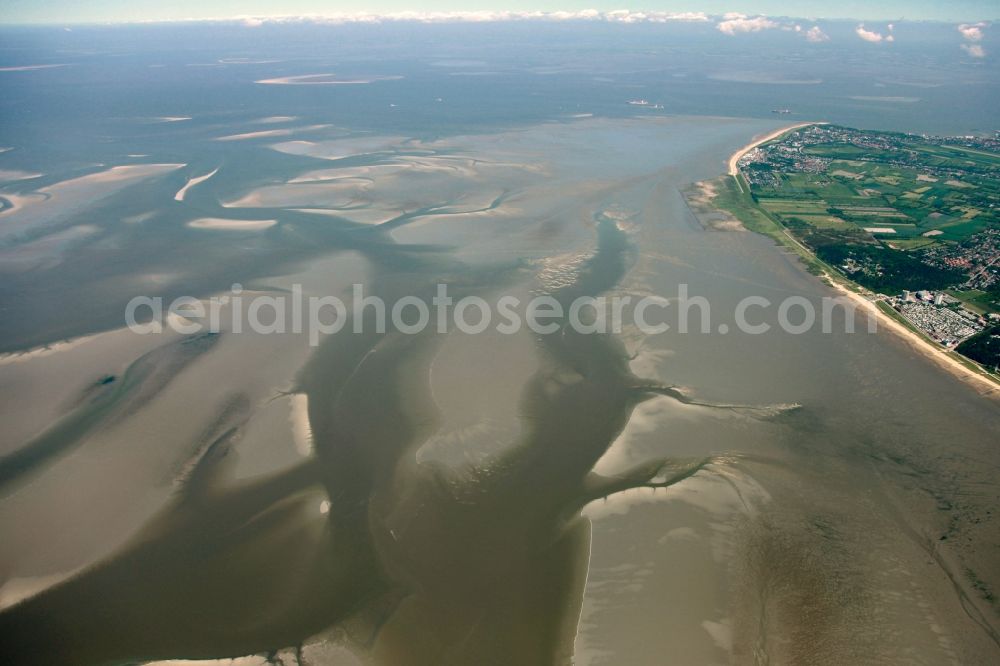 Cuxhaven from above - Das Hamburgische Wattenmeer ist ein Teil des Wattenmeeres der Nordsee und Nationalpark. Der Nationalpark ist als Biosphärenreservat und von der UNESCO als Weltnaturerbe anerkannt. Es an das Gebiet des Nationalparks Niedersächsisches Wattenmeer und umfasst neben den eigentlichen Wattgebieten auch die Marschinsel Neuwerk und die Düneninseln Scharhörn.There in the area of the Wadden Sea National Park and includes the actual mudflats and the marsh island Neuwerk and dune islands Scharhörn