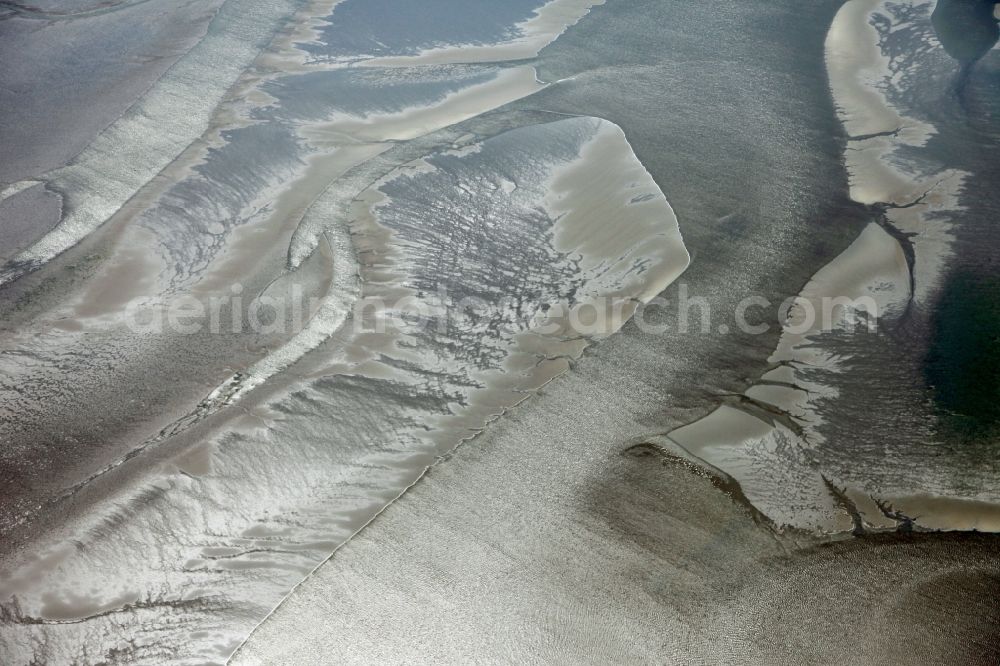 Cuxhaven from above - Das Hamburgische Wattenmeer ist ein Teil des Wattenmeeres der Nordsee und Nationalpark. Der Nationalpark ist als Biosphärenreservat und von der UNESCO als Weltnaturerbe anerkannt. Es an das Gebiet des Nationalparks Niedersächsisches Wattenmeer und umfasst neben den eigentlichen Wattgebieten auch die Marschinsel Neuwerk und die Düneninseln Scharhörn.There in the area of the Wadden Sea National Park and includes the actual mudflats and the marsh island Neuwerk and dune islands Scharhörn