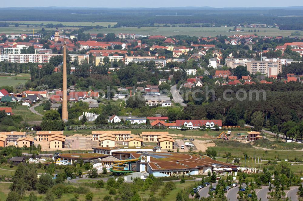 TEMPLIN from above - Blick auf die Natur-Therme Templin. Die Badelandschaft bietet unterschiedliche Attraktionen u.a. eine Thermalsole und eine Saunalandschaft. Durch die Eröffnung der Therme im Jahr 2000 erhielt die Stadt den Titel Thermalsoleheilbad. Kontakt: NaturThermeTemplin GmbH, Dargersdorfer Str. 121, 17268 Templin - Thermalsoleheilbad, Tel. +49(0)3987 201100, e-mail: info@naturthermetemplin.de