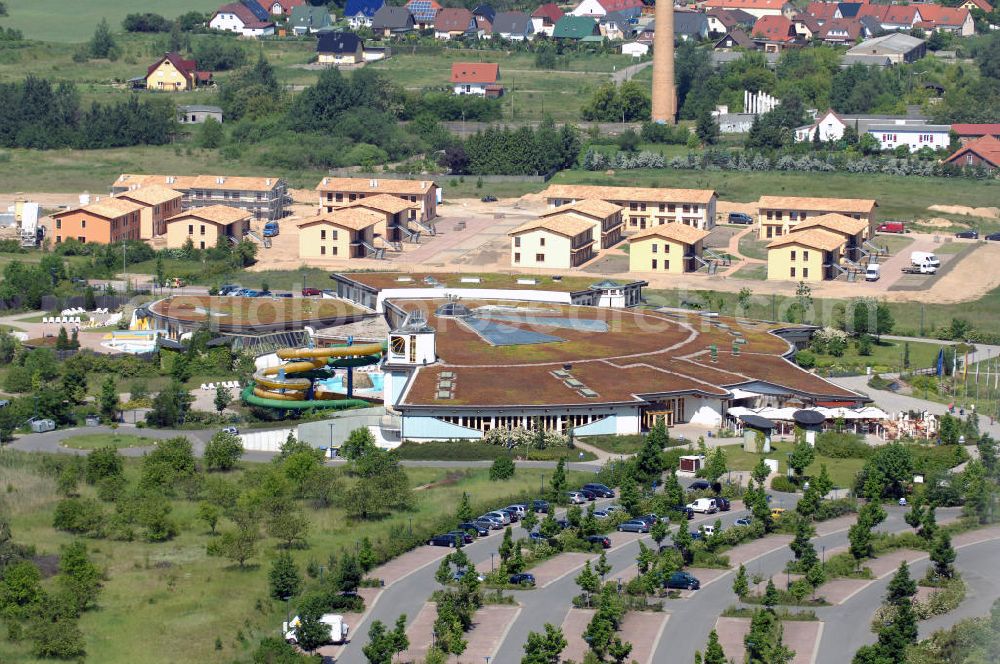 TEMPLIN from the bird's eye view: Blick auf die Natur-Therme Templin. Die Badelandschaft bietet unterschiedliche Attraktionen u.a. eine Thermalsole und eine Saunalandschaft. Durch die Eröffnung der Therme im Jahr 2000 erhielt die Stadt den Titel Thermalsoleheilbad. Kontakt: NaturThermeTemplin GmbH, Dargersdorfer Str. 121, 17268 Templin - Thermalsoleheilbad, Tel. +49(0)3987 201100, e-mail: info@naturthermetemplin.de