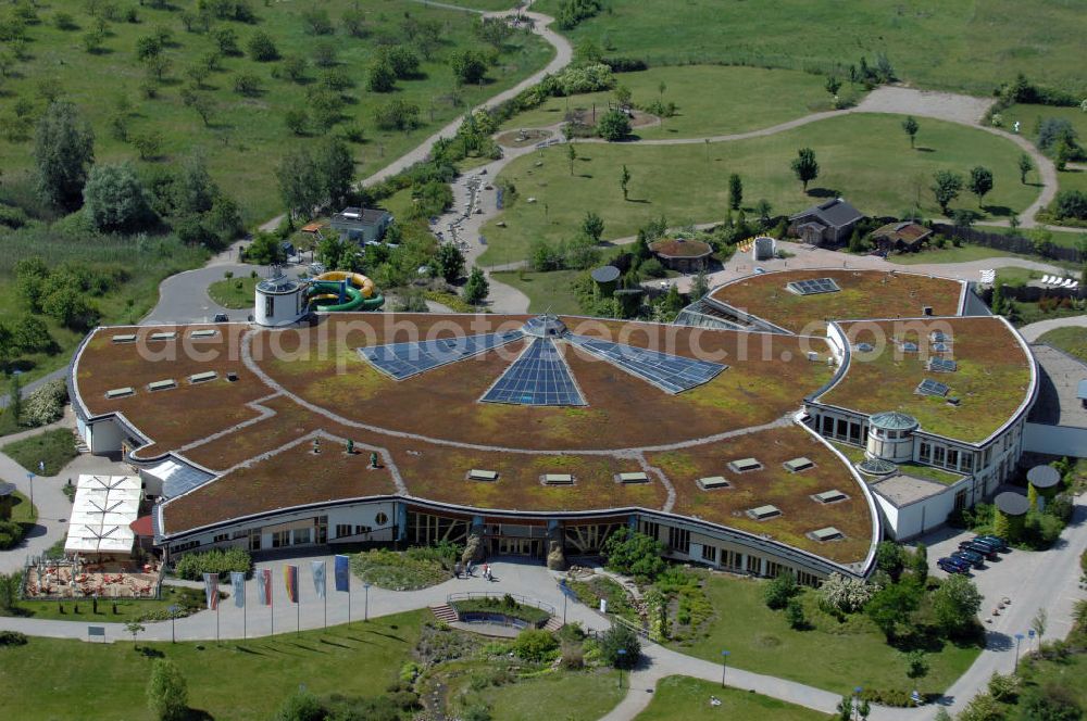 TEMPLIN from above - Blick auf die Natur-Therme Templin. Die Badelandschaft bietet unterschiedliche Attraktionen u.a. eine Thermalsole und eine Saunalandschaft. Durch die Eröffnung der Therme im Jahr 2000 erhielt die Stadt den Titel Thermalsoleheilbad. Kontakt: NaturThermeTemplin GmbH, Dargersdorfer Str. 121, 17268 Templin - Thermalsoleheilbad, Tel. +49(0)3987 201100, e-mail: info@naturthermetemplin.de