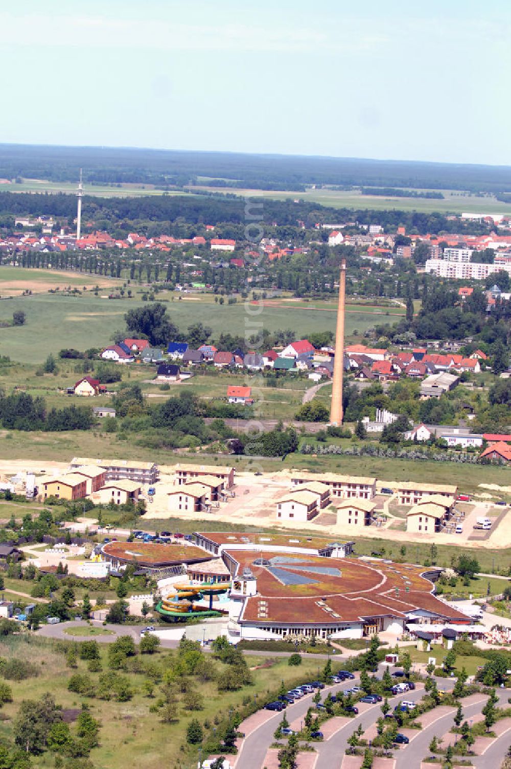 TEMPLIN from above - Blick auf die Natur-Therme Templin. Die Badelandschaft bietet unterschiedliche Attraktionen u.a. eine Thermalsole und eine Saunalandschaft. Durch die Eröffnung der Therme im Jahr 2000 erhielt die Stadt den Titel Thermalsoleheilbad. Kontakt: NaturThermeTemplin GmbH, Dargersdorfer Str. 121, 17268 Templin - Thermalsoleheilbad, Tel. +49(0)3987 201100, e-mail: info@naturthermetemplin.de