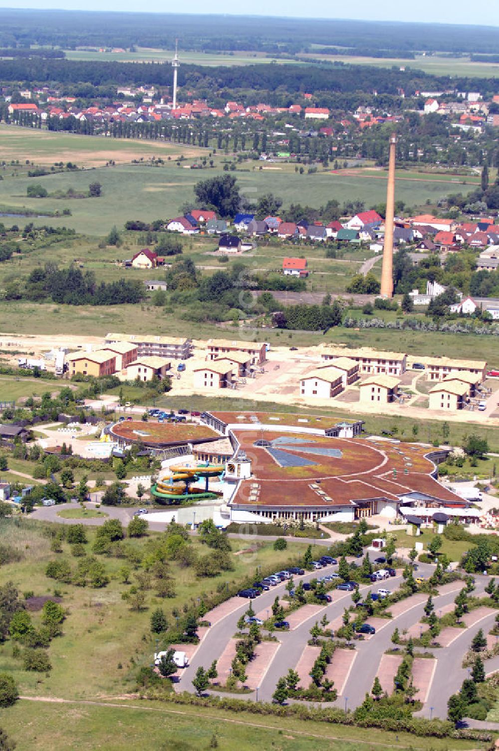 TEMPLIN from the bird's eye view: Blick auf die Natur-Therme Templin. Die Badelandschaft bietet unterschiedliche Attraktionen u.a. eine Thermalsole und eine Saunalandschaft. Durch die Eröffnung der Therme im Jahr 2000 erhielt die Stadt den Titel Thermalsoleheilbad. Kontakt: NaturThermeTemplin GmbH, Dargersdorfer Str. 121, 17268 Templin - Thermalsoleheilbad, Tel. +49(0)3987 201100, e-mail: info@naturthermetemplin.de