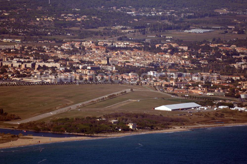 Fréjus from above - Blick auf den Naturpark von Fréjus an der Cote d'Azur in Frankreich. Der Naturpark ist etwa 40 Hektar gross und war früher ein Flughafen, von dem aus 1913 der erste Mittelmeerflug begann.