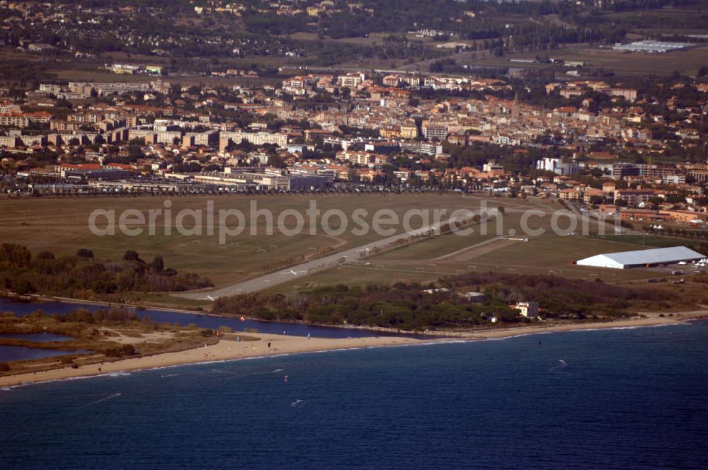 Fréjus from the bird's eye view: Blick auf den Naturpark von Fréjus an der Cote d'Azur in Frankreich. Der Naturpark ist etwa 40 Hektar gross und war früher ein Flughafen, von dem aus 1913 der erste Mittelmeerflug begann.