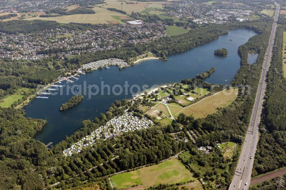 Düsseldorf from the bird's eye view: View of Lake Unterbach with protection area in Düsseldorf in the state North Rhine-Westphalia. Around the lake lies the protected area Eller Forst. In the lake are four islands proven as bird protecting area