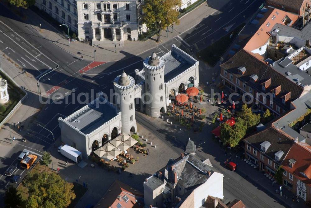 Aerial photograph Potsdam - Blick auf das Nauener Tor. Das Nauener Tor ist vermutlich das früheste Bauwerk, das nach dem Vorbild der englischen Neugotik auf dem europäischen Kontinent entstand. Friedrich II. lieferte Johann Gottfried Büring 1755 die Skizze für das Tor. Das Nauener Tor befindet sich in unmittelbarer Nähe zum Holländischen Viertel. Es befindet sich an der Hegelallee Ecke Friedrich-Ebert-Straße.