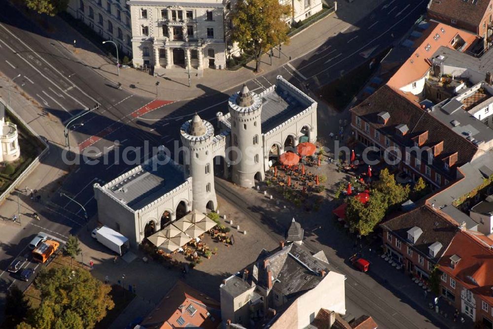 Potsdam from the bird's eye view: Blick auf das Nauener Tor. Das Nauener Tor ist vermutlich das früheste Bauwerk, das nach dem Vorbild der englischen Neugotik auf dem europäischen Kontinent entstand. Friedrich II. lieferte Johann Gottfried Büring 1755 die Skizze für das Tor. Das Nauener Tor befindet sich in unmittelbarer Nähe zum Holländischen Viertel. Es befindet sich an der Hegelallee Ecke Friedrich-Ebert-Straße.