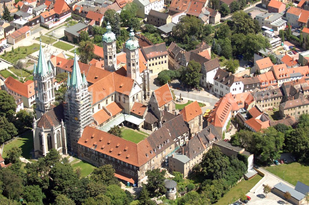 Naumburg an der Saale from the bird's eye view: Der Naumburger Dom St. Peter und Paul in Naumburg (Saale) ist die ehemalige Kathedrale des Bistums Naumburg. Der bestehende Dom stammt größtenteils aus der ersten Hälfte des 13. Jahrhunderts. Er gehört zu den bedeutendsten Bauwerken der Spätromanik in Sachsen-Anhalt. Der berühmte Westchor des Domes entstand nach der Mitte des 13. Jahrhunderts und ist mit dem Westlettner und den Stifterfiguren aus der Werkstatt des Naumburger Meisters eines der wichtigsten Bauwerke der Frühgotik überhaupt. Zur Zeit finden Restaurationsarbeiten statt. Auftraggeber: Vereinigte Domstifter zu Merseburg und Naumburg und des Kollegiatstifts Zeitz. Verantwortlich für die Sanierung ist die Firma Bauhütte Naumburg. Kontak Vereinigte Domstifter zu Merseburg und Naumburg: Tel. +49(0)3445 23010, Email: verwaltung@vereinigtedomstifter.de; Kontakt Bauhütte Naumburg: Tel. +49(0)34463 26857, Email: info@bauhuette-naumburg.de