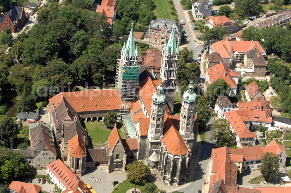 Aerial image Naumburg an der Saale - Der Naumburger Dom St. Peter und Paul in Naumburg (Saale) ist die ehemalige Kathedrale des Bistums Naumburg. Der bestehende Dom stammt größtenteils aus der ersten Hälfte des 13. Jahrhunderts. Er gehört zu den bedeutendsten Bauwerken der Spätromanik in Sachsen-Anhalt. Der berühmte Westchor des Domes entstand nach der Mitte des 13. Jahrhunderts und ist mit dem Westlettner und den Stifterfiguren aus der Werkstatt des Naumburger Meisters eines der wichtigsten Bauwerke der Frühgotik überhaupt. Zur Zeit finden Restaurationsarbeiten statt. Auftraggeber: Vereinigte Domstifter zu Merseburg und Naumburg und des Kollegiatstifts Zeitz. Verantwortlich für die Sanierung ist die Firma Bauhütte Naumburg. Kontak Vereinigte Domstifter zu Merseburg und Naumburg: Tel. +49(0)3445 23010, Email: verwaltung@vereinigtedomstifter.de; Kontakt Bauhütte Naumburg: Tel. +49(0)34463 26857, Email: info@bauhuette-naumburg.de