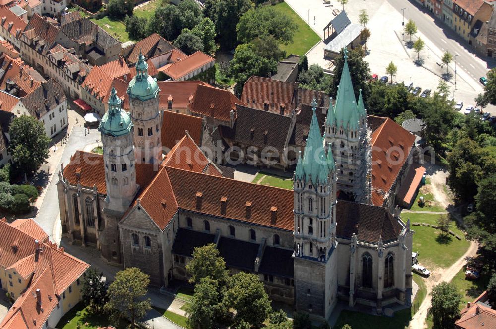 Aerial photograph Naumburg an der Saale - Der Naumburger Dom St. Peter und Paul in Naumburg (Saale) ist die ehemalige Kathedrale des Bistums Naumburg. Der bestehende Dom stammt größtenteils aus der ersten Hälfte des 13. Jahrhunderts. Er gehört zu den bedeutendsten Bauwerken der Spätromanik in Sachsen-Anhalt. Der berühmte Westchor des Domes entstand nach der Mitte des 13. Jahrhunderts und ist mit dem Westlettner und den Stifterfiguren aus der Werkstatt des Naumburger Meisters eines der wichtigsten Bauwerke der Frühgotik überhaupt. Zur Zeit finden Restaurationsarbeiten statt. Auftraggeber: Vereinigte Domstifter zu Merseburg und Naumburg und des Kollegiatstifts Zeitz. Verantwortlich für die Sanierung ist die Firma Bauhütte Naumburg. Kontak Vereinigte Domstifter zu Merseburg und Naumburg: Tel. +49(0)3445 23010, Email: verwaltung@vereinigtedomstifter.de; Kontakt Bauhütte Naumburg: Tel. +49(0)34463 26857, Email: info@bauhuette-naumburg.de