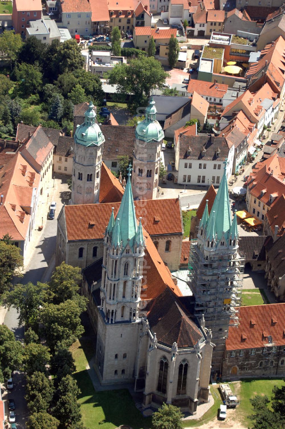 Naumburg an der Saale from the bird's eye view: Der Naumburger Dom St. Peter und Paul in Naumburg (Saale) ist die ehemalige Kathedrale des Bistums Naumburg. Der bestehende Dom stammt größtenteils aus der ersten Hälfte des 13. Jahrhunderts. Er gehört zu den bedeutendsten Bauwerken der Spätromanik in Sachsen-Anhalt. Der berühmte Westchor des Domes entstand nach der Mitte des 13. Jahrhunderts und ist mit dem Westlettner und den Stifterfiguren aus der Werkstatt des Naumburger Meisters eines der wichtigsten Bauwerke der Frühgotik überhaupt. Zur Zeit finden Restaurationsarbeiten statt. Auftraggeber: Vereinigte Domstifter zu Merseburg und Naumburg und des Kollegiatstifts Zeitz. Verantwortlich für die Sanierung ist die Firma Bauhütte Naumburg. Kontak Vereinigte Domstifter zu Merseburg und Naumburg: Tel. +49(0)3445 23010, Email: verwaltung@vereinigtedomstifter.de; Kontakt Bauhütte Naumburg: Tel. +49(0)34463 26857, Email: info@bauhuette-naumburg.de