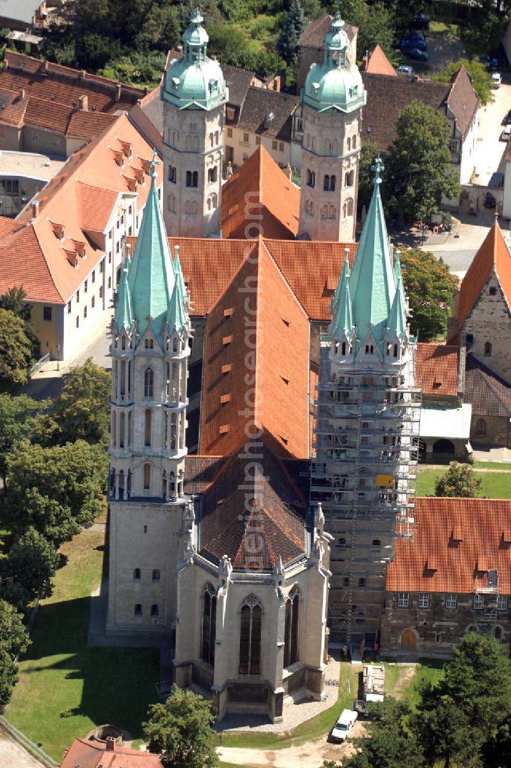 Aerial image Naumburg an der Saale - Der Naumburger Dom St. Peter und Paul in Naumburg (Saale) ist die ehemalige Kathedrale des Bistums Naumburg. Der bestehende Dom stammt größtenteils aus der ersten Hälfte des 13. Jahrhunderts. Er gehört zu den bedeutendsten Bauwerken der Spätromanik in Sachsen-Anhalt. Der berühmte Westchor des Domes entstand nach der Mitte des 13. Jahrhunderts und ist mit dem Westlettner und den Stifterfiguren aus der Werkstatt des Naumburger Meisters eines der wichtigsten Bauwerke der Frühgotik überhaupt. Zur Zeit finden Restaurationsarbeiten statt. Auftraggeber: Vereinigte Domstifter zu Merseburg und Naumburg und des Kollegiatstifts Zeitz. Verantwortlich für die Sanierung ist die Firma Bauhütte Naumburg. Kontak Vereinigte Domstifter zu Merseburg und Naumburg: Tel. +49(0)3445 23010, Email: verwaltung@vereinigtedomstifter.de; Kontakt Bauhütte Naumburg: Tel. +49(0)34463 26857, Email: info@bauhuette-naumburg.de