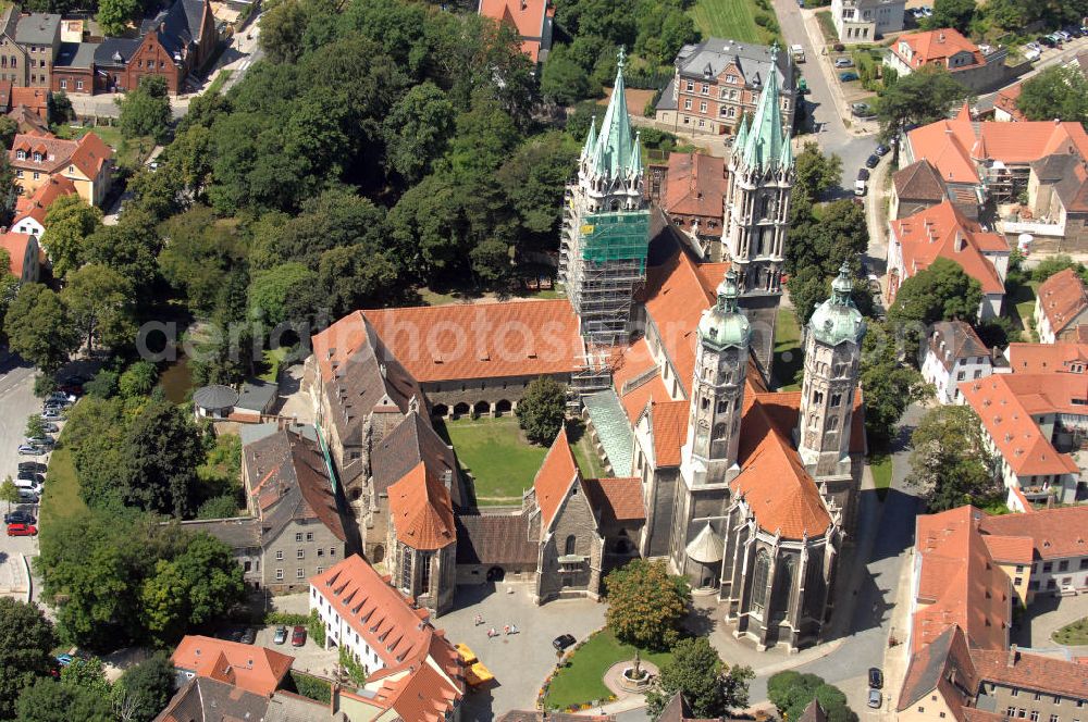 Aerial photograph Naumburg an der Saale - Der Naumburger Dom St. Peter und Paul in Naumburg (Saale) ist die ehemalige Kathedrale des Bistums Naumburg. Der bestehende Dom stammt größtenteils aus der ersten Hälfte des 13. Jahrhunderts. Er gehört zu den bedeutendsten Bauwerken der Spätromanik in Sachsen-Anhalt. Der berühmte Westchor des Domes entstand nach der Mitte des 13. Jahrhunderts und ist mit dem Westlettner und den Stifterfiguren aus der Werkstatt des Naumburger Meisters eines der wichtigsten Bauwerke der Frühgotik überhaupt. Zur Zeit finden Restaurationsarbeiten statt. Auftraggeber: Vereinigte Domstifter zu Merseburg und Naumburg und des Kollegiatstifts Zeitz. Verantwortlich für die Sanierung ist die Firma Bauhütte Naumburg. Kontak Vereinigte Domstifter zu Merseburg und Naumburg: Tel. +49(0)3445 23010, Email: verwaltung@vereinigtedomstifter.de; Kontakt Bauhütte Naumburg: Tel. +49(0)34463 26857, Email: info@bauhuette-naumburg.de