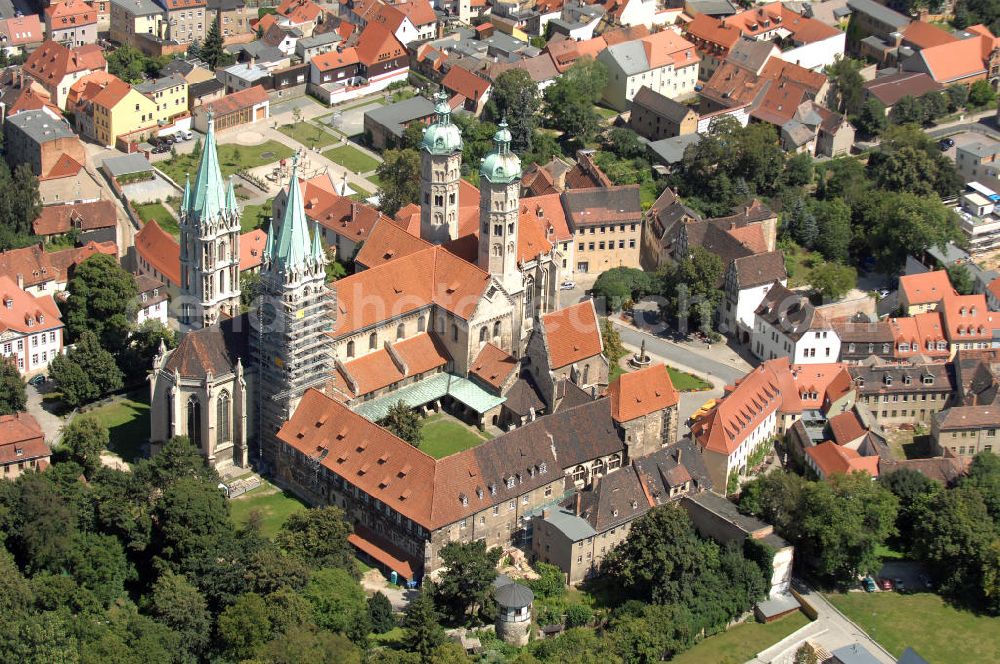 Naumburg an der Saale from above - Der Naumburger Dom St. Peter und Paul in Naumburg (Saale) ist die ehemalige Kathedrale des Bistums Naumburg. Der bestehende Dom stammt größtenteils aus der ersten Hälfte des 13. Jahrhunderts. Er gehört zu den bedeutendsten Bauwerken der Spätromanik in Sachsen-Anhalt. Der berühmte Westchor des Domes entstand nach der Mitte des 13. Jahrhunderts und ist mit dem Westlettner und den Stifterfiguren aus der Werkstatt des Naumburger Meisters eines der wichtigsten Bauwerke der Frühgotik überhaupt. Zur Zeit finden Restaurationsarbeiten statt. Auftraggeber: Vereinigte Domstifter zu Merseburg und Naumburg und des Kollegiatstifts Zeitz. Verantwortlich für die Sanierung ist die Firma Bauhütte Naumburg. Kontak Vereinigte Domstifter zu Merseburg und Naumburg: Tel. +49(0)3445 23010, Email: verwaltung@vereinigtedomstifter.de; Kontakt Bauhütte Naumburg: Tel. +49(0)34463 26857, Email: info@bauhuette-naumburg.de