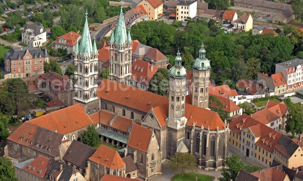 Aerial photograph Naumburg - Blick auf den Naumburger Dom von Südosten. Im Vordergrund der spätromanische Ostchor. View of the Cathedral of Naumburg from southeast. In the focus the late Romanesque east choir.