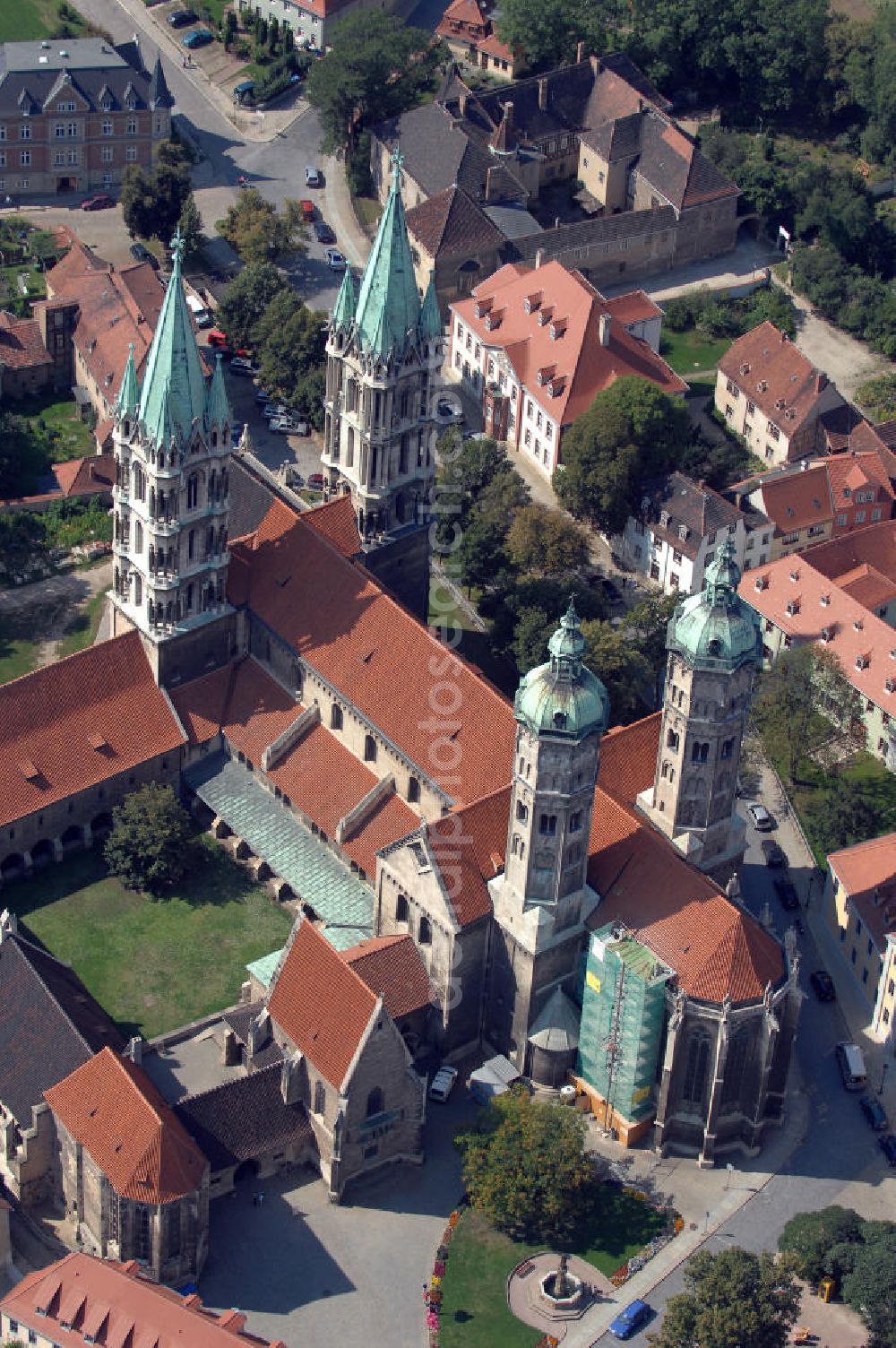 Aerial image Naumburg (Saale) - Der Naumburger Dom St. Peter und Paul ist die ehemalige Kathedrale des Bistums Naumburg und Teil der Strasse der Romanik. Der bestehende Dom stammt größtenteils aus der ersten Hälfte des 13. Jahrhunderts. Er gehört zu den bedeutendsten Bauwerken der Spätromanik in Sachsen-Anhalt.