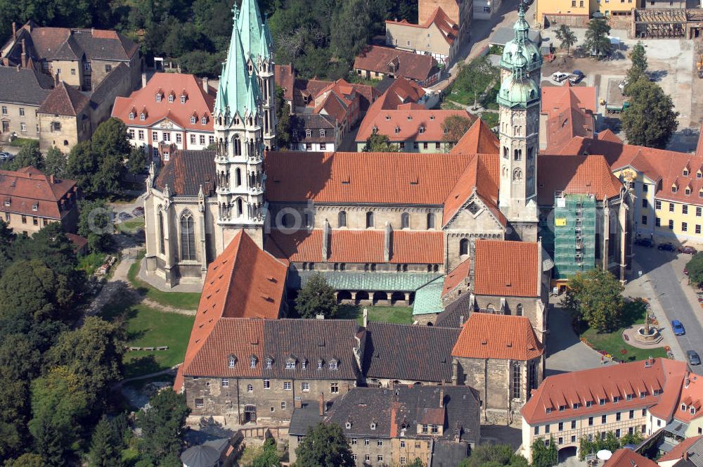 Aerial photograph Naumburg (Saale) - Der Naumburger Dom St. Peter und Paul ist die ehemalige Kathedrale des Bistums Naumburg und Teil der Strasse der Romanik. Der bestehende Dom stammt größtenteils aus der ersten Hälfte des 13. Jahrhunderts. Er gehört zu den bedeutendsten Bauwerken der Spätromanik in Sachsen-Anhalt.