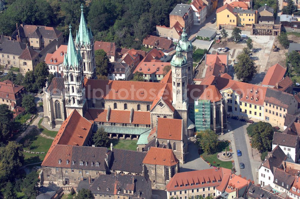 Naumburg (Saale) from above - Der Naumburger Dom St. Peter und Paul ist die ehemalige Kathedrale des Bistums Naumburg und Teil der Strasse der Romanik. Der bestehende Dom stammt größtenteils aus der ersten Hälfte des 13. Jahrhunderts. Er gehört zu den bedeutendsten Bauwerken der Spätromanik in Sachsen-Anhalt.