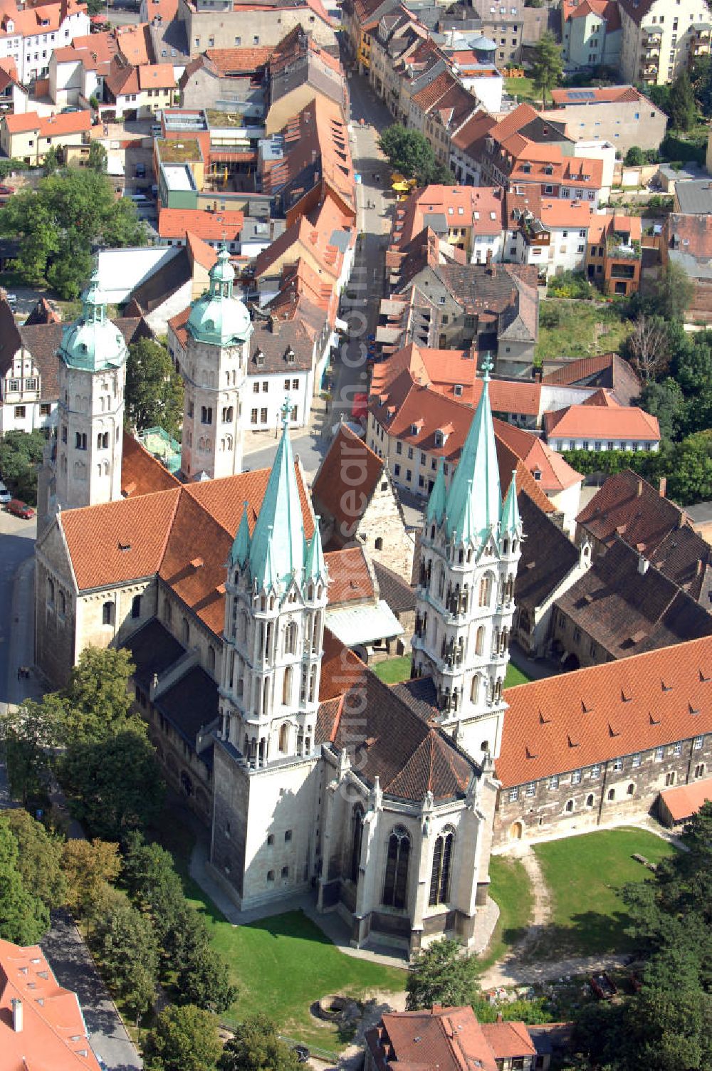 Aerial photograph Naumburg (Saale) - Der Naumburger Dom St. Peter und Paul ist die ehemalige Kathedrale des Bistums Naumburg und Teil der Strasse der Romanik. Der bestehende Dom stammt größtenteils aus der ersten Hälfte des 13. Jahrhunderts. Er gehört zu den bedeutendsten Bauwerken der Spätromanik in Sachsen-Anhalt.