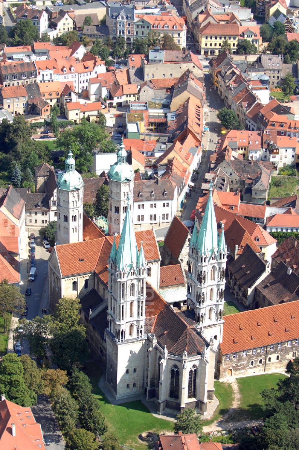 Naumburg (Saale) from above - Der Naumburger Dom St. Peter und Paul ist die ehemalige Kathedrale des Bistums Naumburg und Teil der Strasse der Romanik. Der bestehende Dom stammt größtenteils aus der ersten Hälfte des 13. Jahrhunderts. Er gehört zu den bedeutendsten Bauwerken der Spätromanik in Sachsen-Anhalt.