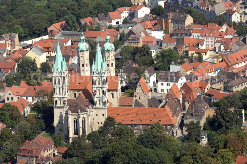 Naumburg (Saale) from above - Der Naumburger Dom St. Peter und Paul ist die ehemalige Kathedrale des Bistums Naumburg und Teil der Strasse der Romanik. Der bestehende Dom stammt größtenteils aus der ersten Hälfte des 13. Jahrhunderts. Er gehört zu den bedeutendsten Bauwerken der Spätromanik in Sachsen-Anhalt.