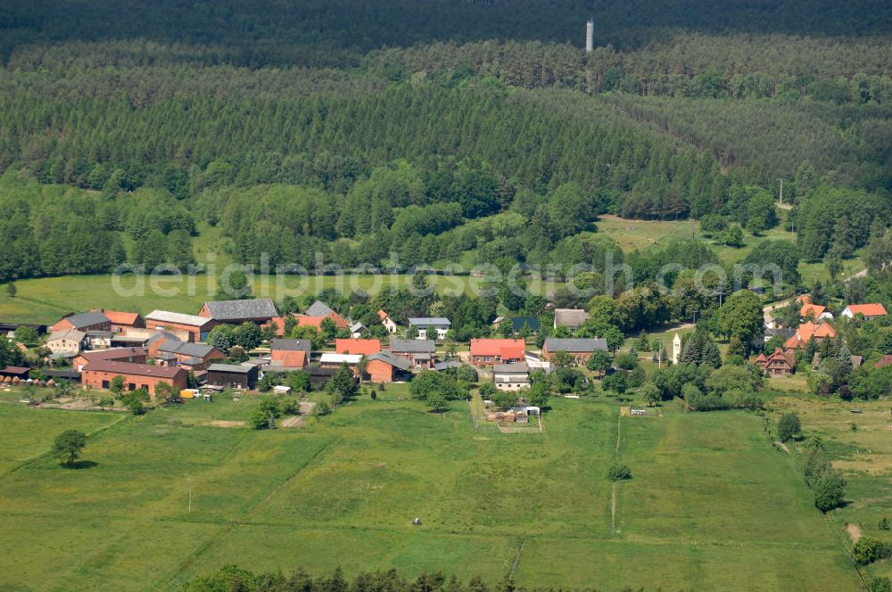 Nausdorf from above - Blick auf ein Haus mit Hof in Nausdorf in der Prignitz / Brandenburg. Nausdorf liegt in der Nähe des Rudower Sees im Naturpark Elbetal, der ein Teil des über 400 Flusskilometer langen UNESCO-Biosphärenreservats Flusslandschaft Elbe ist.