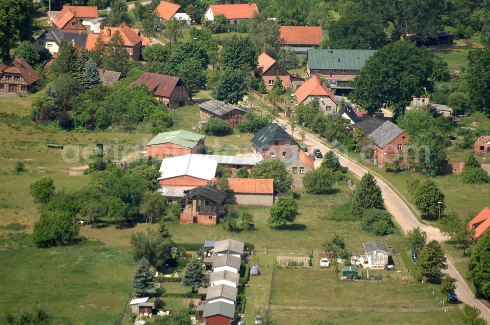 Nausdorf from the bird's eye view: Blick auf ein Haus mit Hof in Nausdorf in der Prignitz / Brandenburg. Nausdorf liegt in der Nähe des Rudower Sees im Naturpark Elbetal, der ein Teil des über 400 Flusskilometer langen UNESCO-Biosphärenreservats Flusslandschaft Elbe ist.