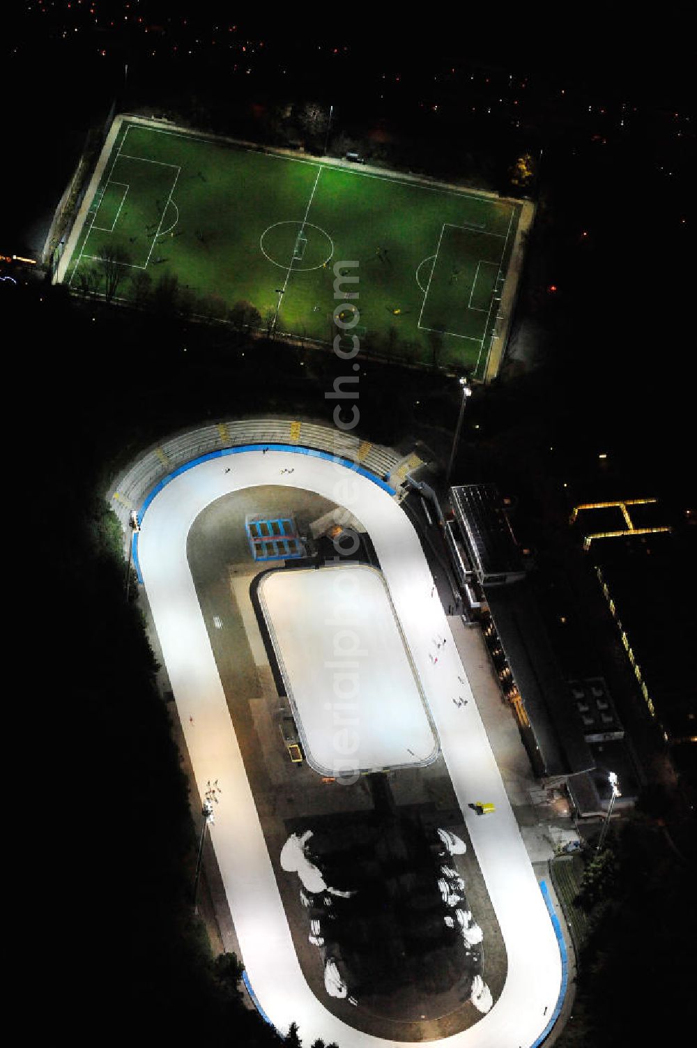 Berlin from above - Nachtluftbild der Beleutung der Eislaufbahn des Horst-Dohm-Eisstadion, an der Fritz-Wildung-Str. 9 in 14199 Berlin-Wilmersdorf. Night shot of Ice skating rink at 14199 Berlin-Wilmersdorf.