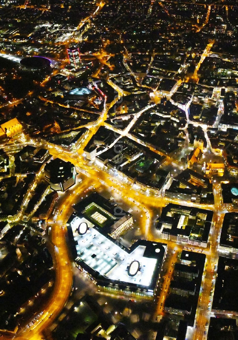 Braunschweig from the bird's eye view: Night lighting Old Town area and city center in Braunschweig in the state Lower Saxony, Germany