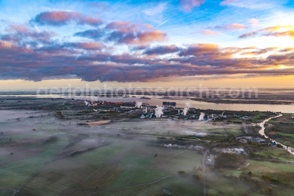 Bützfleth from the bird's eye view: Mist and cloud layers over the Refinery equipment and management systems on the factory premises of the mineral oil manufacturers of Dow Deutschlond Anlagengesellschaft mbH in Buetzfleth in the state Lower Saxony, Germany