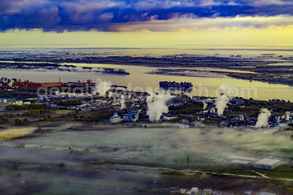 Aerial image Bützfleth - Mist and cloud layers over the Refinery equipment and management systems on the factory premises of the mineral oil manufacturers of Dow Deutschlond Anlagengesellschaft mbH in Buetzfleth in the state Lower Saxony, Germany