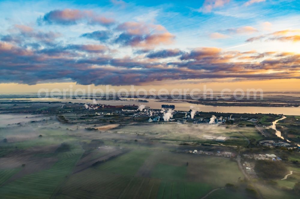 Aerial photograph Bützfleth - Mist and cloud layers over the Refinery equipment and management systems on the factory premises of the mineral oil manufacturers of Dow Deutschlond Anlagengesellschaft mbH in Buetzfleth in the state Lower Saxony, Germany