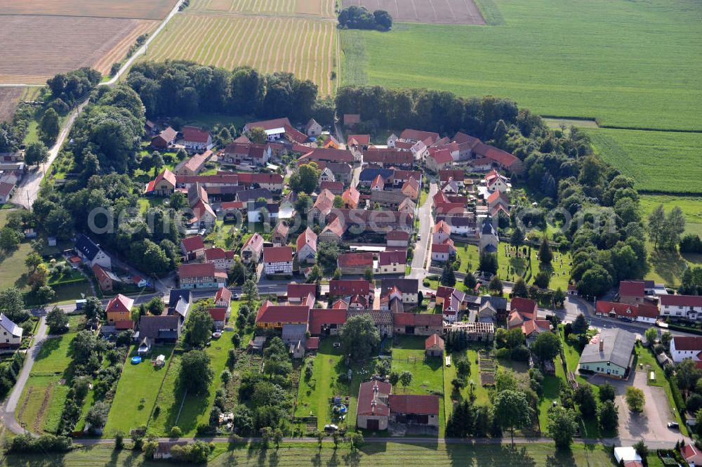 Neckeroda from the bird's eye view: Das Dorf Neckeroda in Thüringen ist eine Station auf dem Goethewan derweg, einem 28 Kilometer langen Pfad im Thüringer Becken, den Johann Wolfgang von Goethe zwischen 1775 und 1783 häufig gegangen ist. Village Neckeroda in Thuringia is one station on linear walk Goethewan derweg, which was often taken by German writer Johann Wolfgang von Goethe between 1775 and 1783.