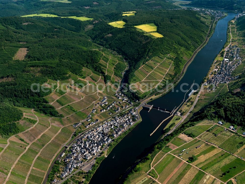 Aerial photograph Neef - Neef (left) and Sankt Aldegund (right) with the barrage and the river Moselle in the state of Rhineland-Palatinate. The official tourist resort and wine-growing town is part of the Cochem-Zell county district and is located on the right riverbank of the Moselle. Neef is located opposite Sankt Aldegund which is home to a barrage of the river