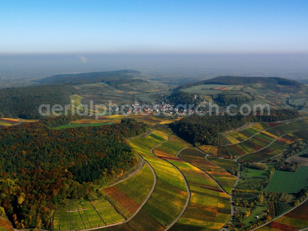 Neipperg from the bird's eye view: The Neipperg village in the county of Heilbronn in the state of Baden-Württemberg. Neipperg has become a part of the city of Brackenheim in 1974. It is located below the Neipperg Fortress at the Heuchelberg mountain. The castle is visible in the background