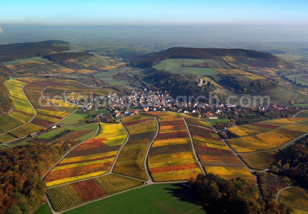 Aerial photograph Neipperg - The Neipperg village in the county of Heilbronn in the state of Baden-Württemberg. Neipperg has become a part of the city of Brackenheim in 1974. It is located below the Neipperg Fortress at the Heuchelberg mountain. The castle is visible in the background