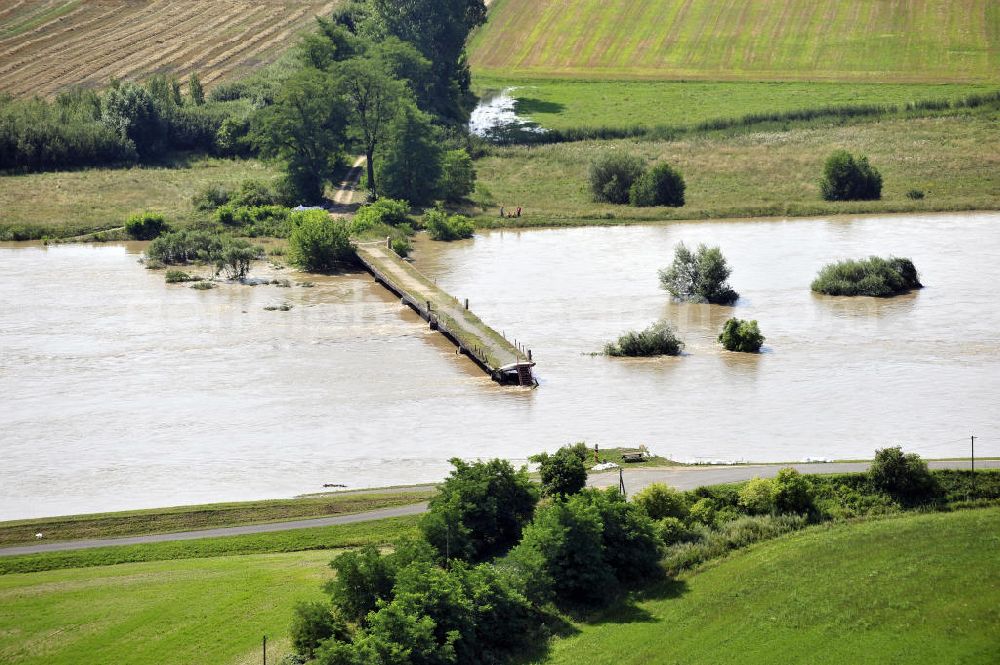 Aerial image Gastrose-Kerkwitz - Blick auf das Neiße-Hochwasser an einer Fussgängerbrücke bei Gastrose-Kerkwitz in Richtung Polen. View of the Neisse flood at a skyway by Gastrose-Kerkwitz towards to Poland.