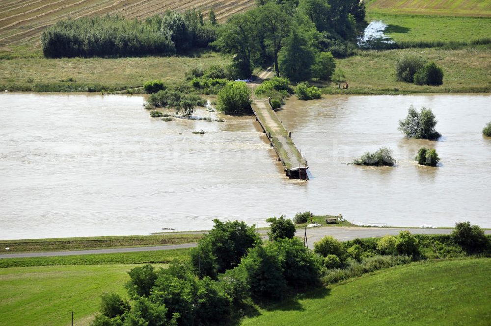 Aerial photograph Gastrose-Kerkwitz - Blick auf das Neiße-Hochwasser an einer Fussgängerbrücke bei Gastrose-Kerkwitz in Richtung Polen. View of the Neisse flood at a skyway by Gastrose-Kerkwitz towards to Poland.