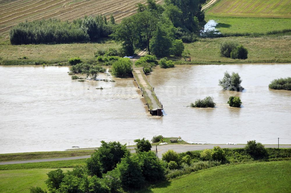 Gastrose-Kerkwitz from above - Blick auf das Neiße-Hochwasser an einer Fussgängerbrücke bei Gastrose-Kerkwitz in Richtung Polen. View of the Neisse flood at a skyway by Gastrose-Kerkwitz towards to Poland.