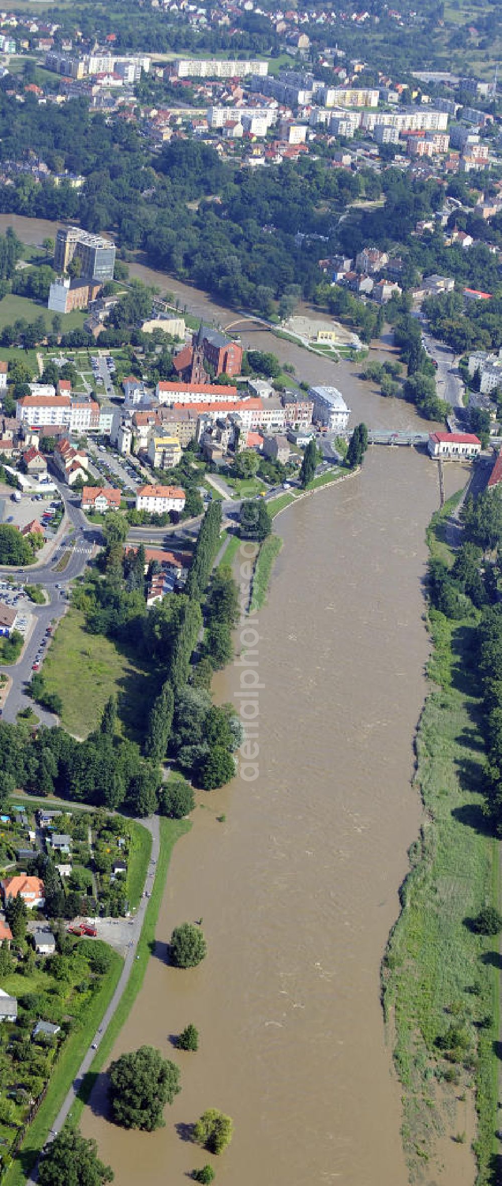 Aerial photograph Guben - Blick auf das Hochwasser der Neiße in Guben mit Blick auf den Grenzübergang. View of the flood of the River Neisse in Guben overlooking the border crossing.