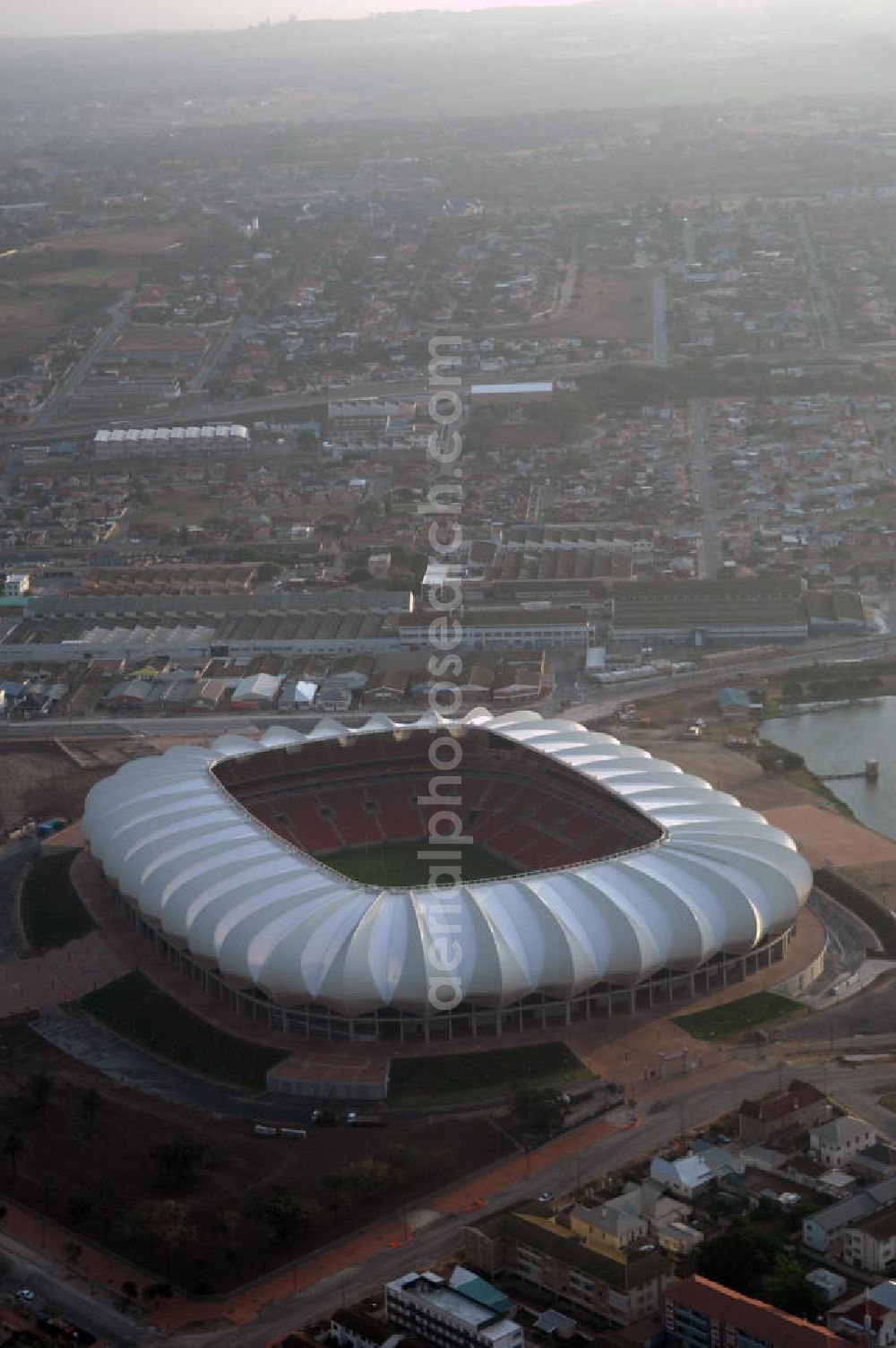 Port Elizabeth from above - Blick auf das Nelson - Mandela - Bay - Stadion in Port Elizabeth in der Provinz Eastern Cape in Südafrika vor der Fußball-Weltmeisterschaft 2010. Der architektonische Entwurf stammt vom deutschen Architekturbüro Gerkan, Marg und Partner (gmp), die Tragwerksplanung für das Dach erfolgt durch Ingenieurbüro Schlaich, Bergermann und Partner. Das Stadion steht am North End Lake. View of the Nelson-Mandela-Bay-Stadium in Port Elizabeth in South Af?????????????????????????????????