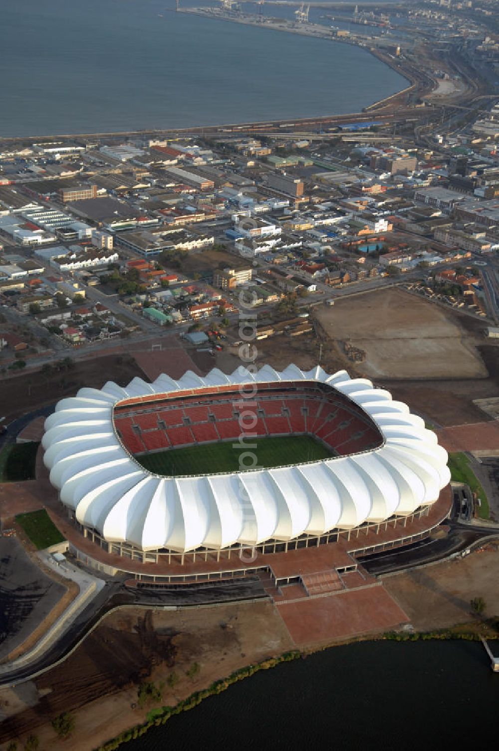 Port Elizabeth from above - Blick auf das Nelson - Mandela - Bay - Stadion in Port Elizabeth in der Provinz Eastern Cape in Südafrika vor der Fußball-Weltmeisterschaft 2010. Der architektonische Entwurf stammt vom deutschen Architekturbüro Gerkan, Marg und Partner (gmp), die Tragwerksplanung für das Dach erfolgt durch Ingenieurbüro Schlaich, Bergermann und Partner. Das Stadion steht am North End Lake. View of the Nelson-Mandela-Bay-Stadium in Port Elizabeth in South Af?????????????????????????????????